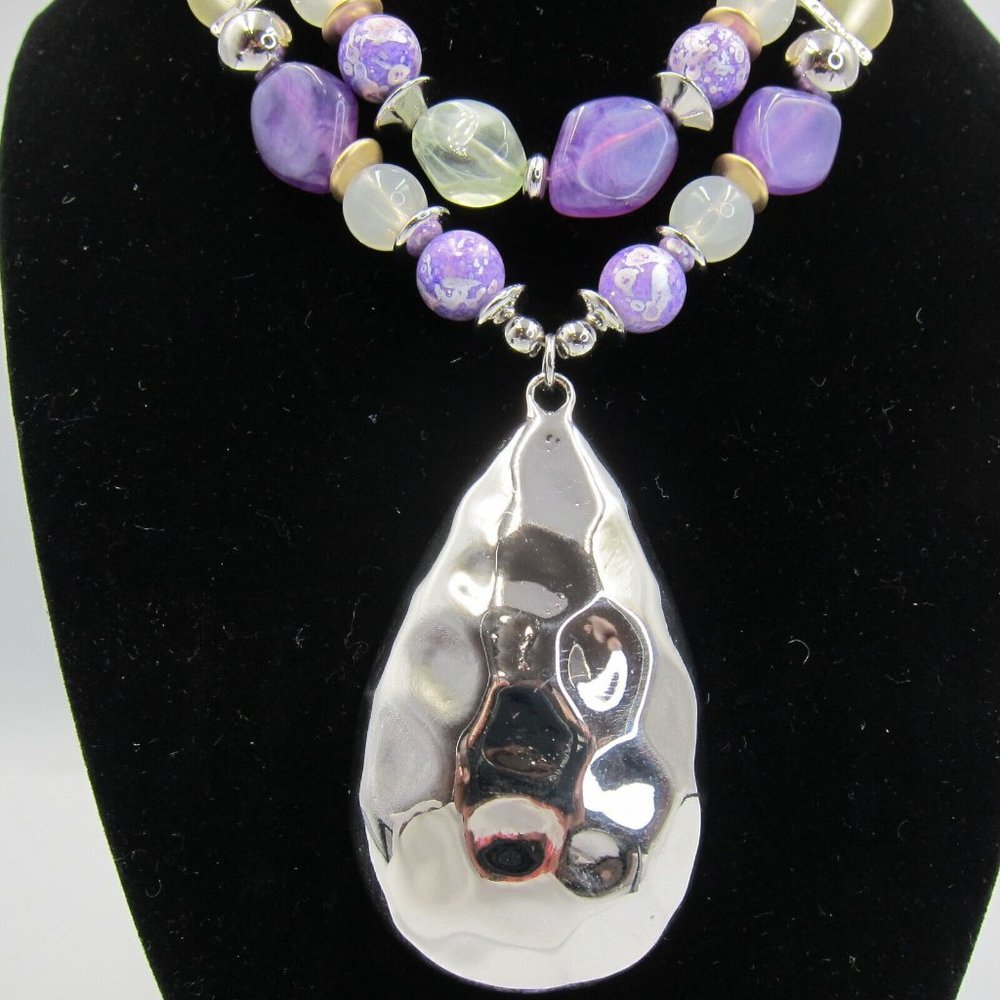 CHICO'S Teardrop Pendant Necklace Silver Hammered Metal Silver Purple Stone NEW - Picture 2 of 8